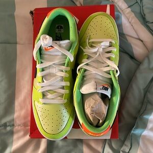Nike dunk low brand new! Men’s VOLT size 9 Never worn!